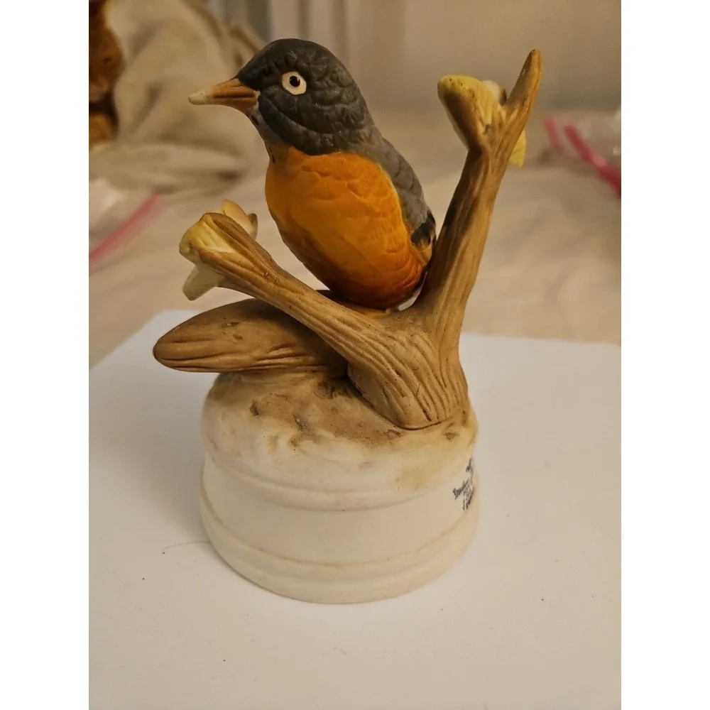 Vintage Milano Porcelain Bird Music Box /‎ Robin on a Branch / Eda Mann (466)